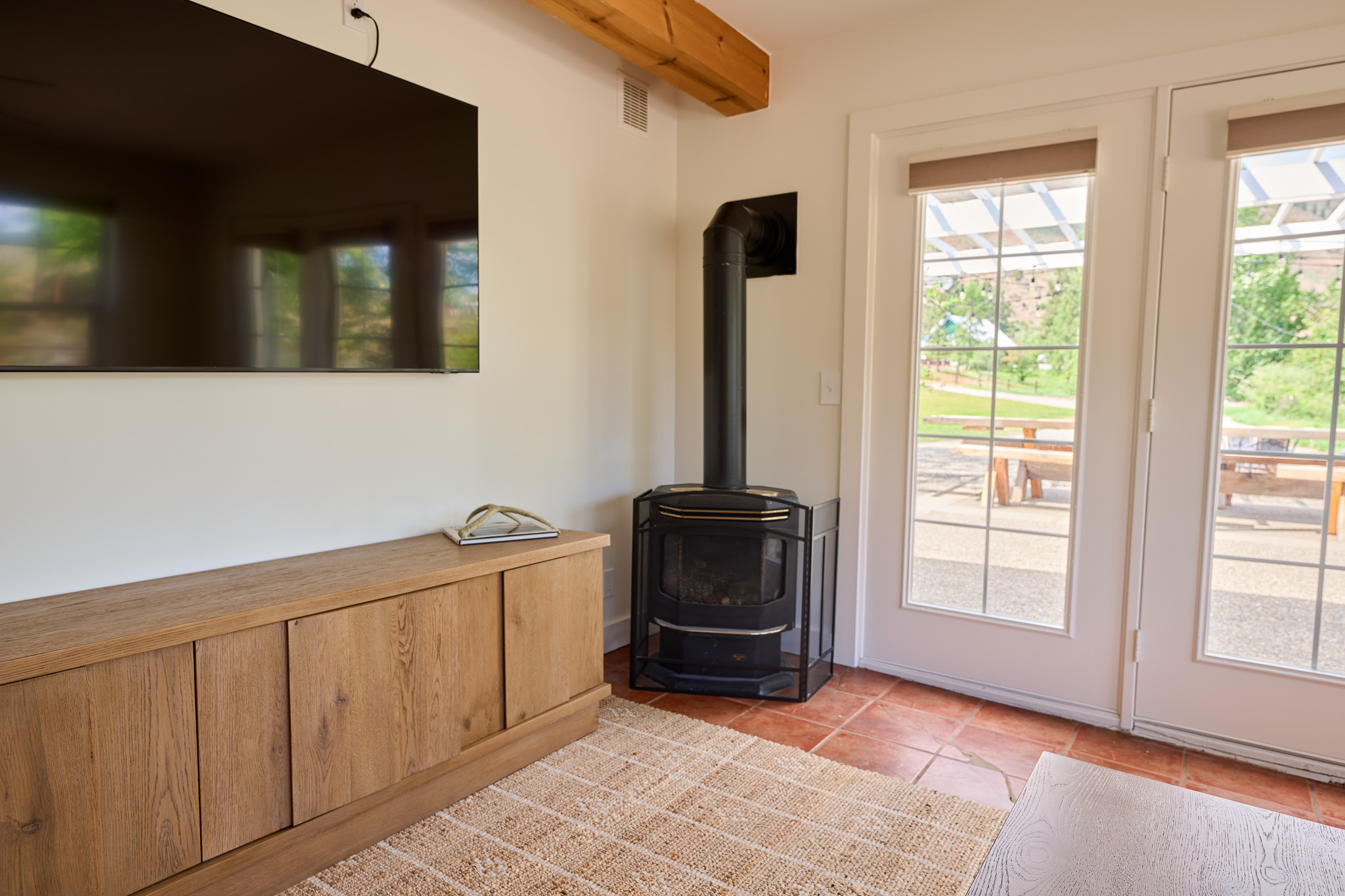 Guest suite living room, gas stove